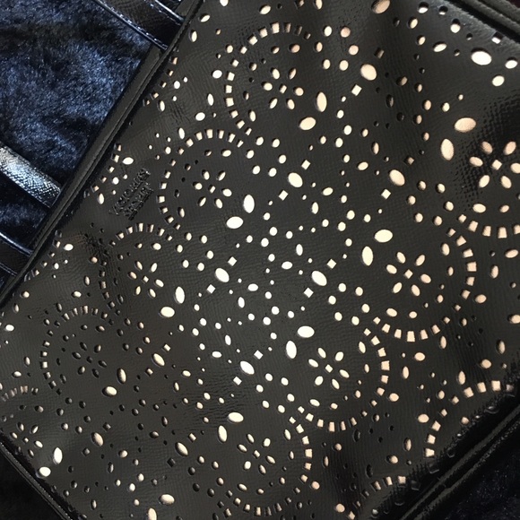 🌺🗝🖤VICTORIAS SECRET BLACK LASER CUT ROSE GOLD METALLIC CASE🖤🗝🌺 - Picture 6 of 10